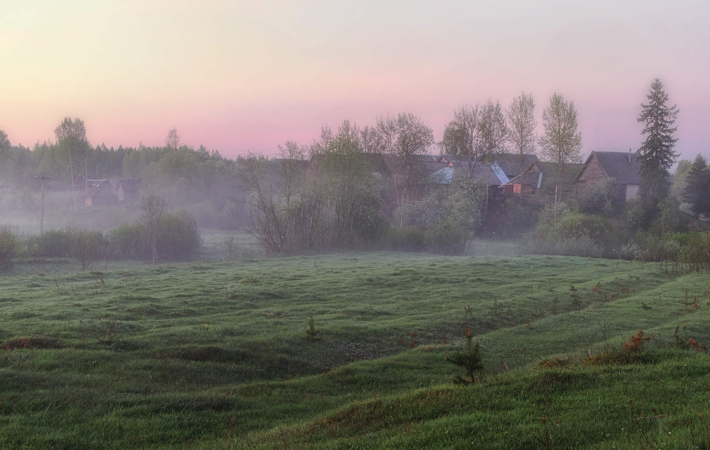 Прикрыта деревня туманом