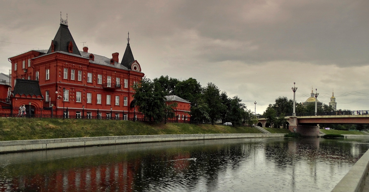 Потемнело, в городе дождь начинается
