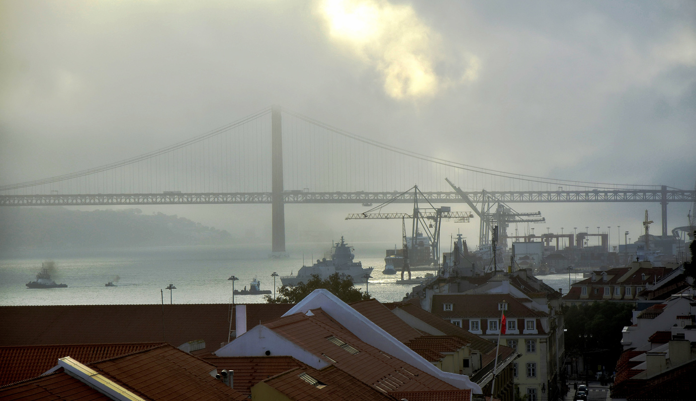 Мы все живем воспоминаньями.... Рассеется тьма и туман и солнце осветит этот мир!