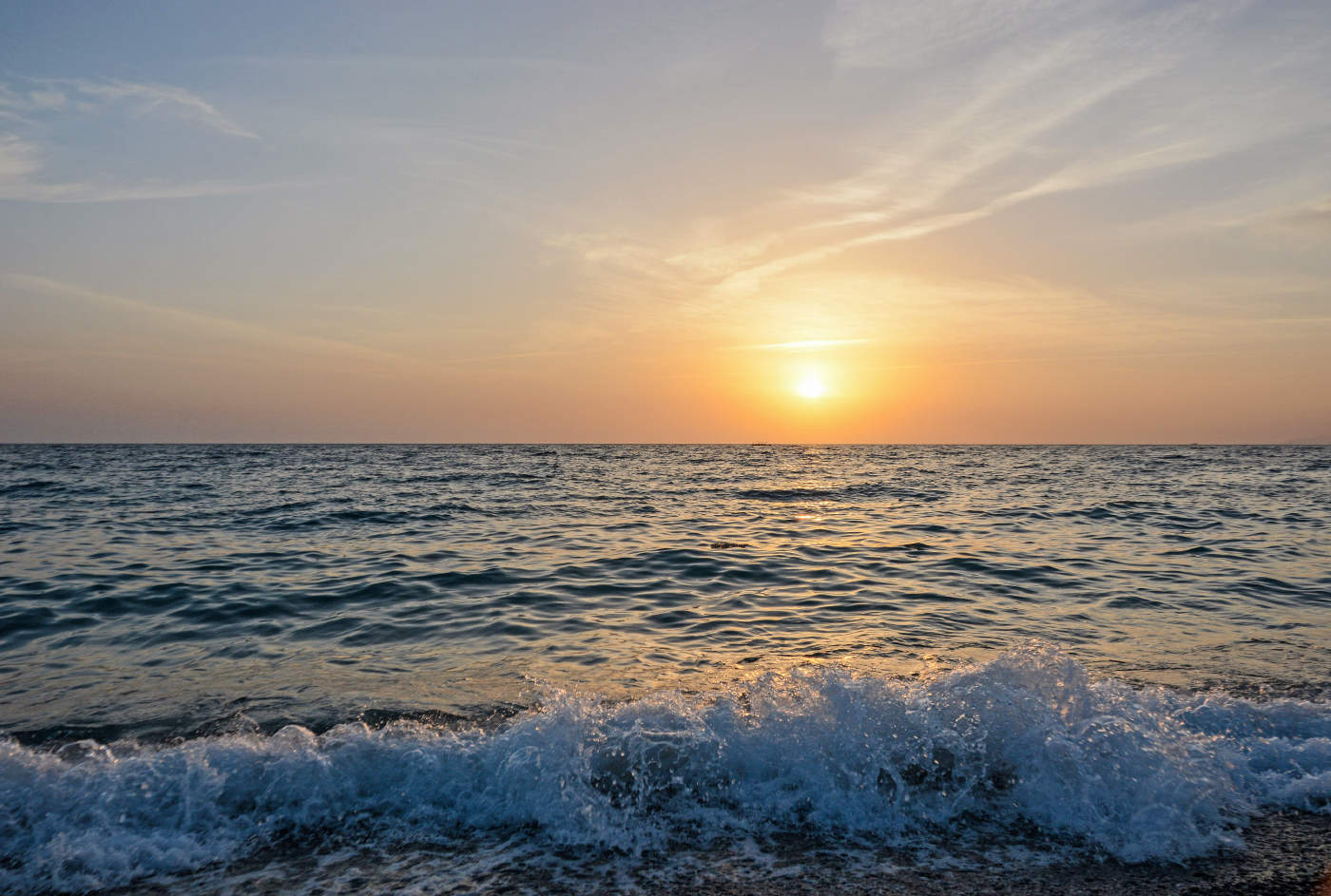 Море волнуется нежными каплями...пенными брызгами...