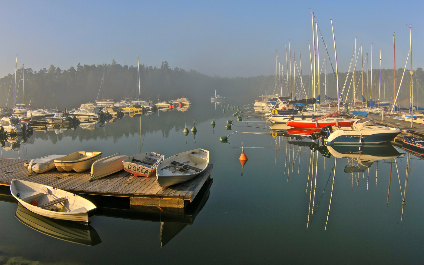 Пирс летним утром