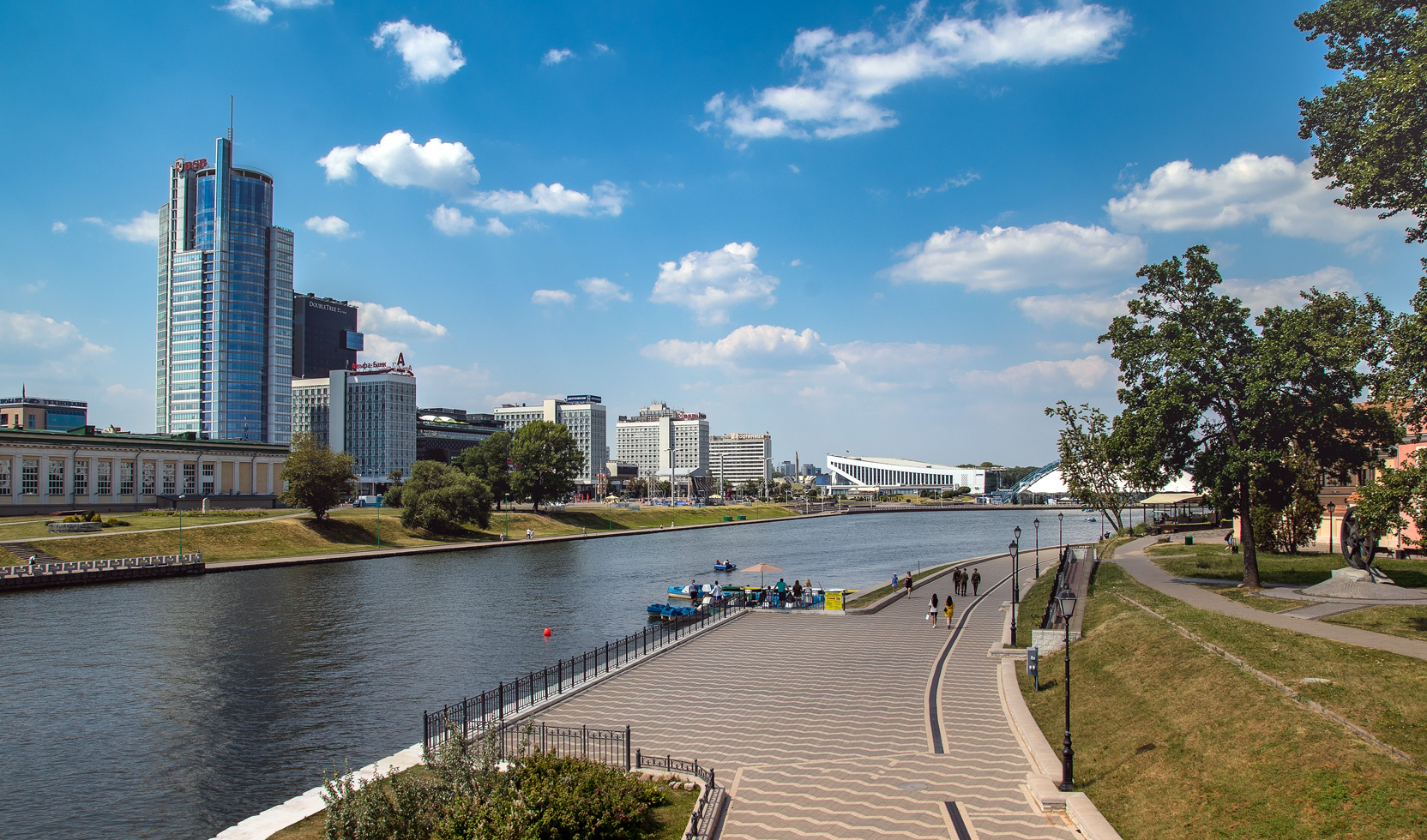 На набережной Немиги