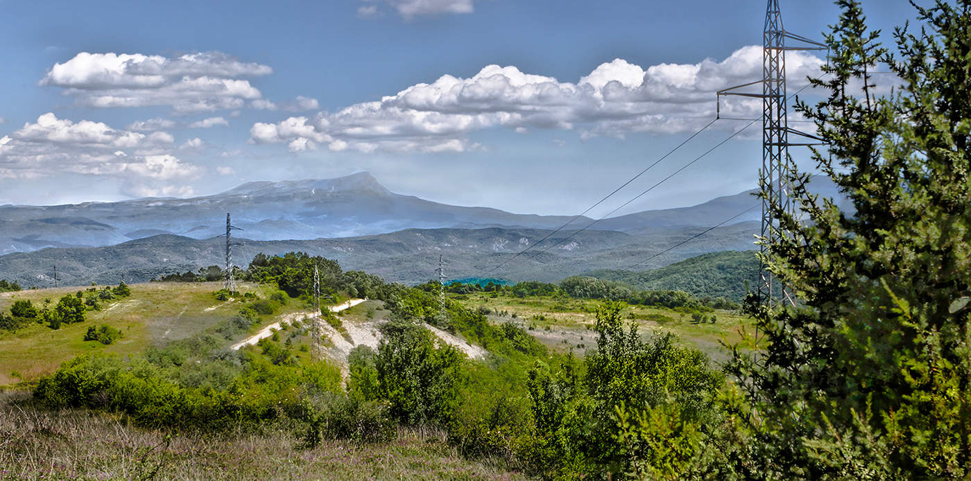 Забравшись на бугор.