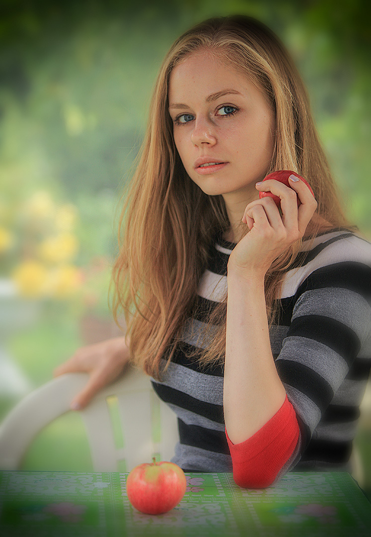 Девушка с яблоками...