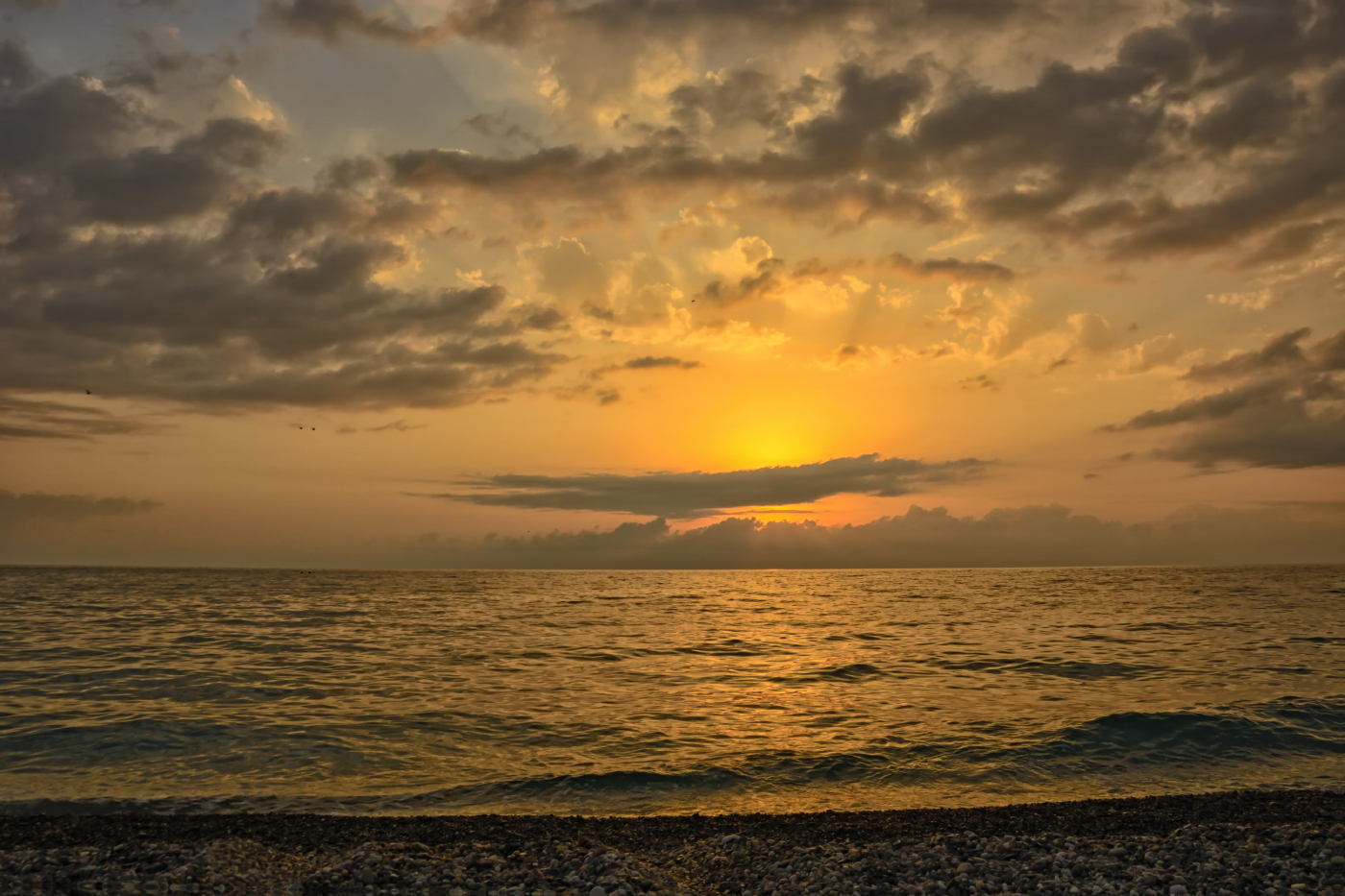 Над морем короток закат...