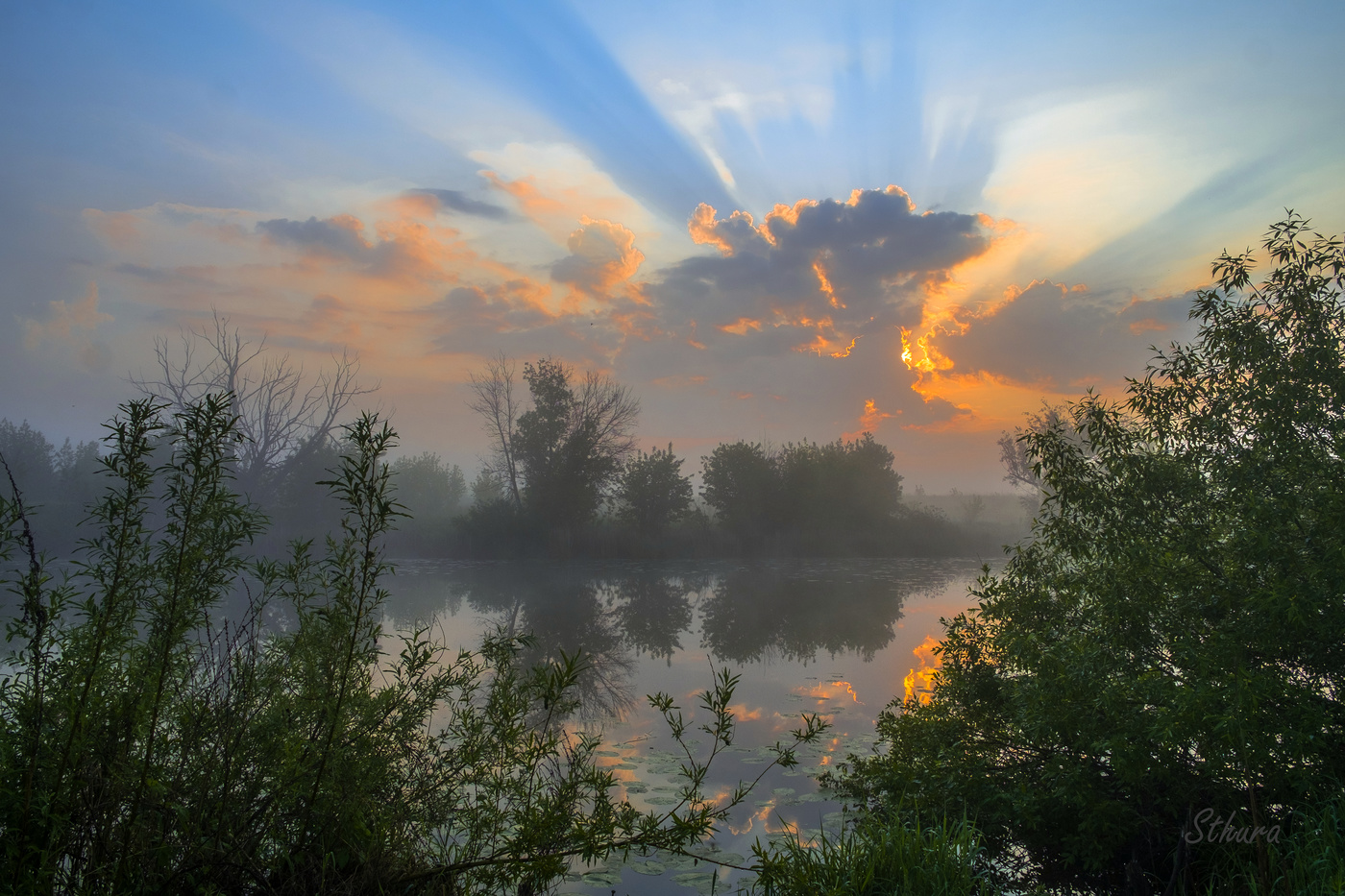 Заплутало солнце в тучках.