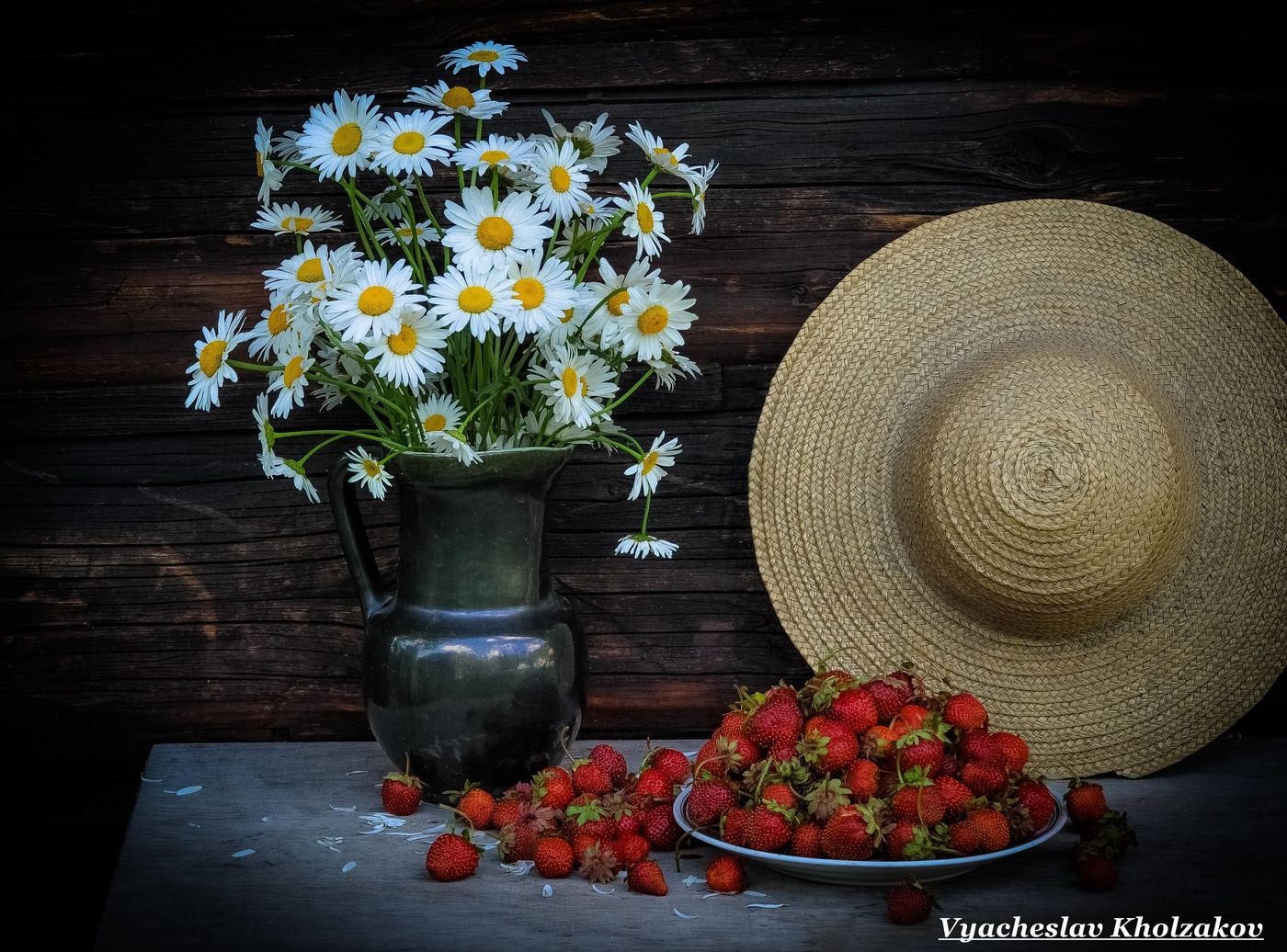 Натюрморт с ромашками и клубникой