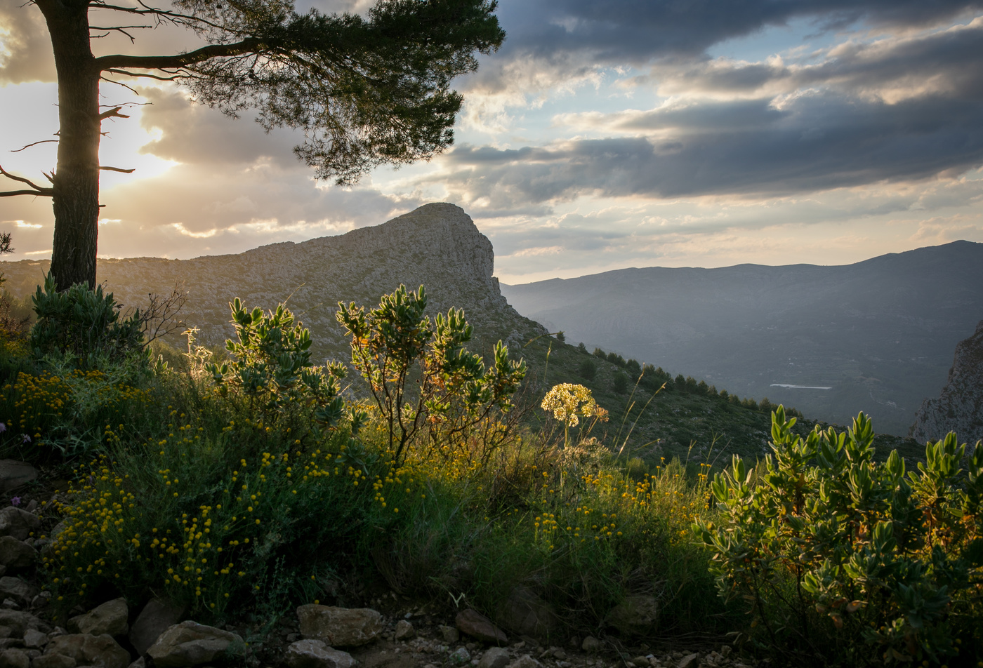 На закате в горах