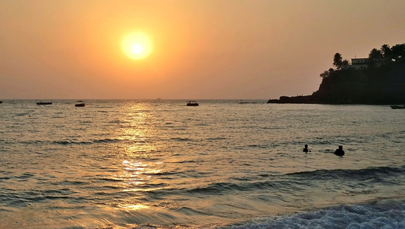 Жарким вечером на море