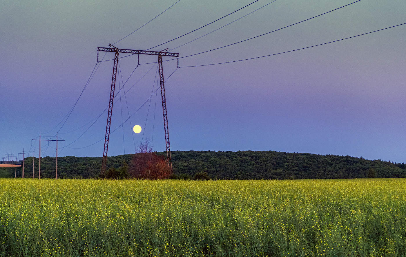 Запуталась Луна в проводах