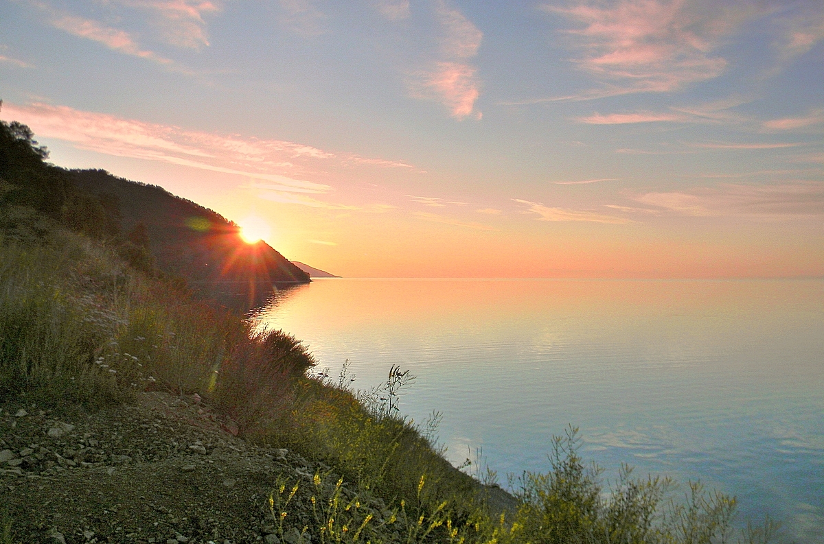 Солнце на восходе салютует Байкалу