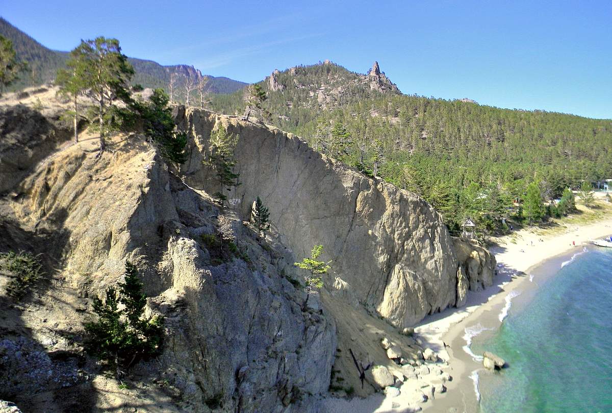 Вид со скалы на бухту Песчаная