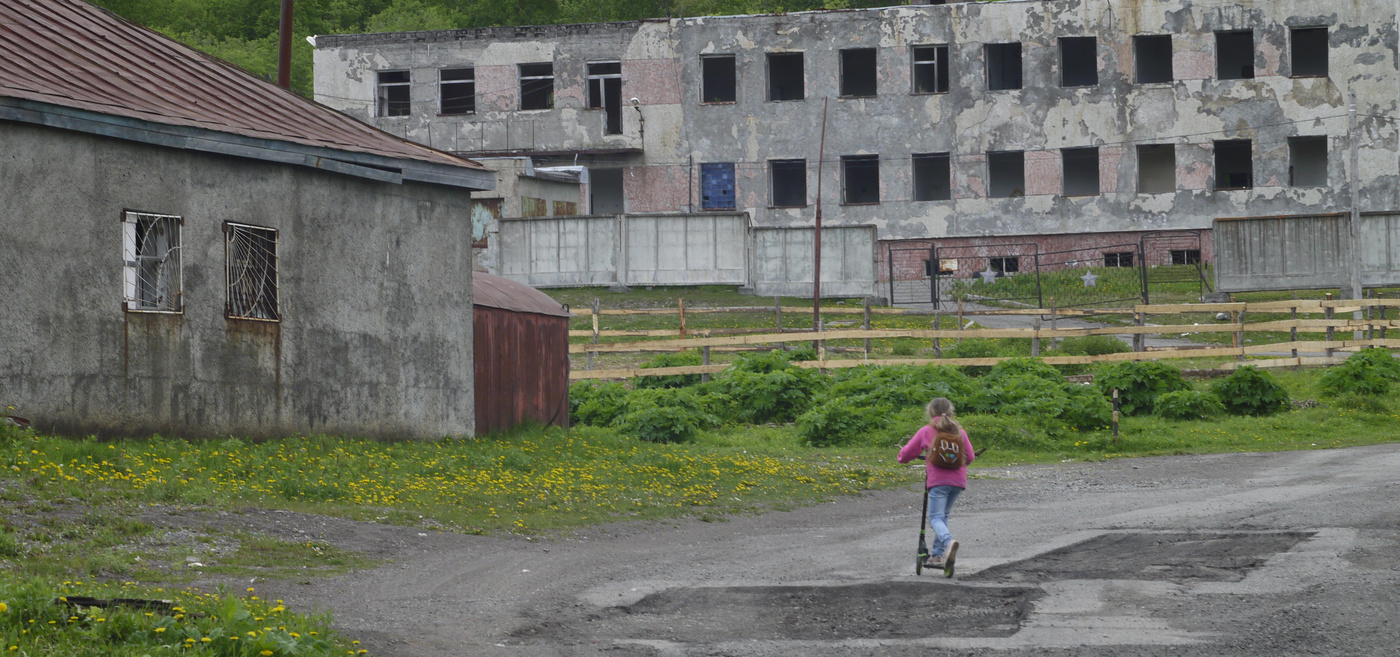 Девочка на самокате...