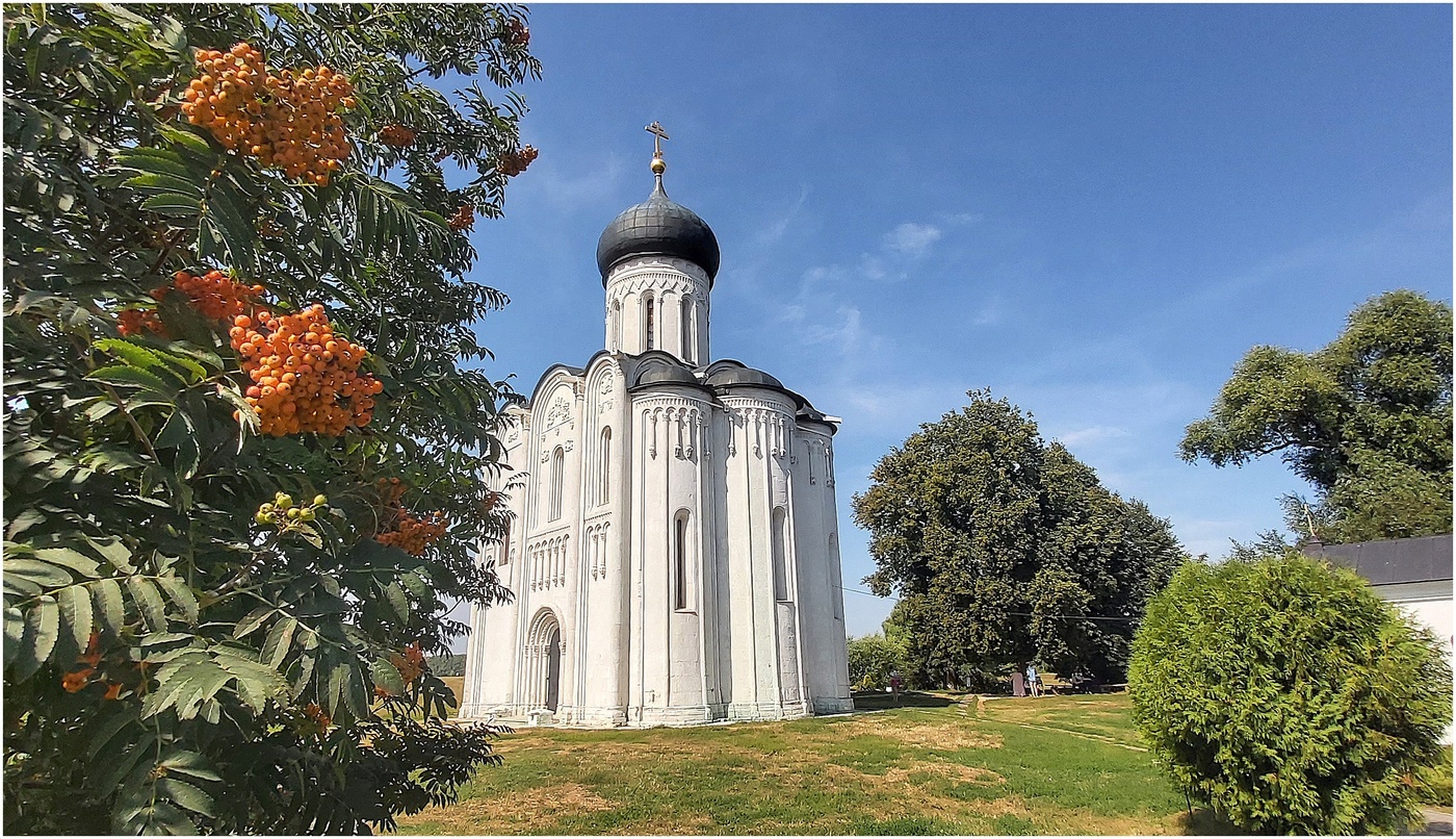 Храм Покрова на Нерли с приметой ранней осени...