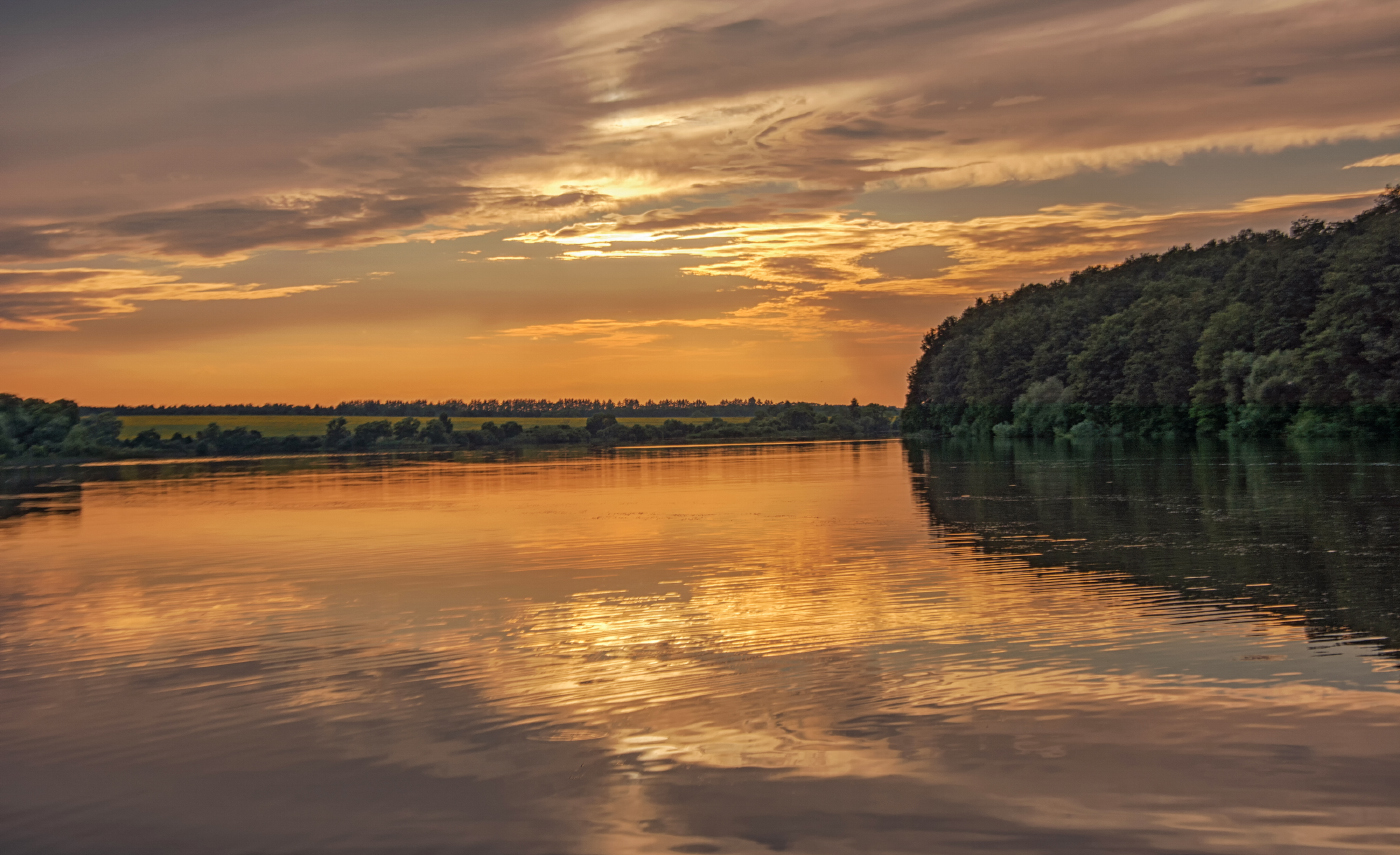Украшен вечер золотом заката...