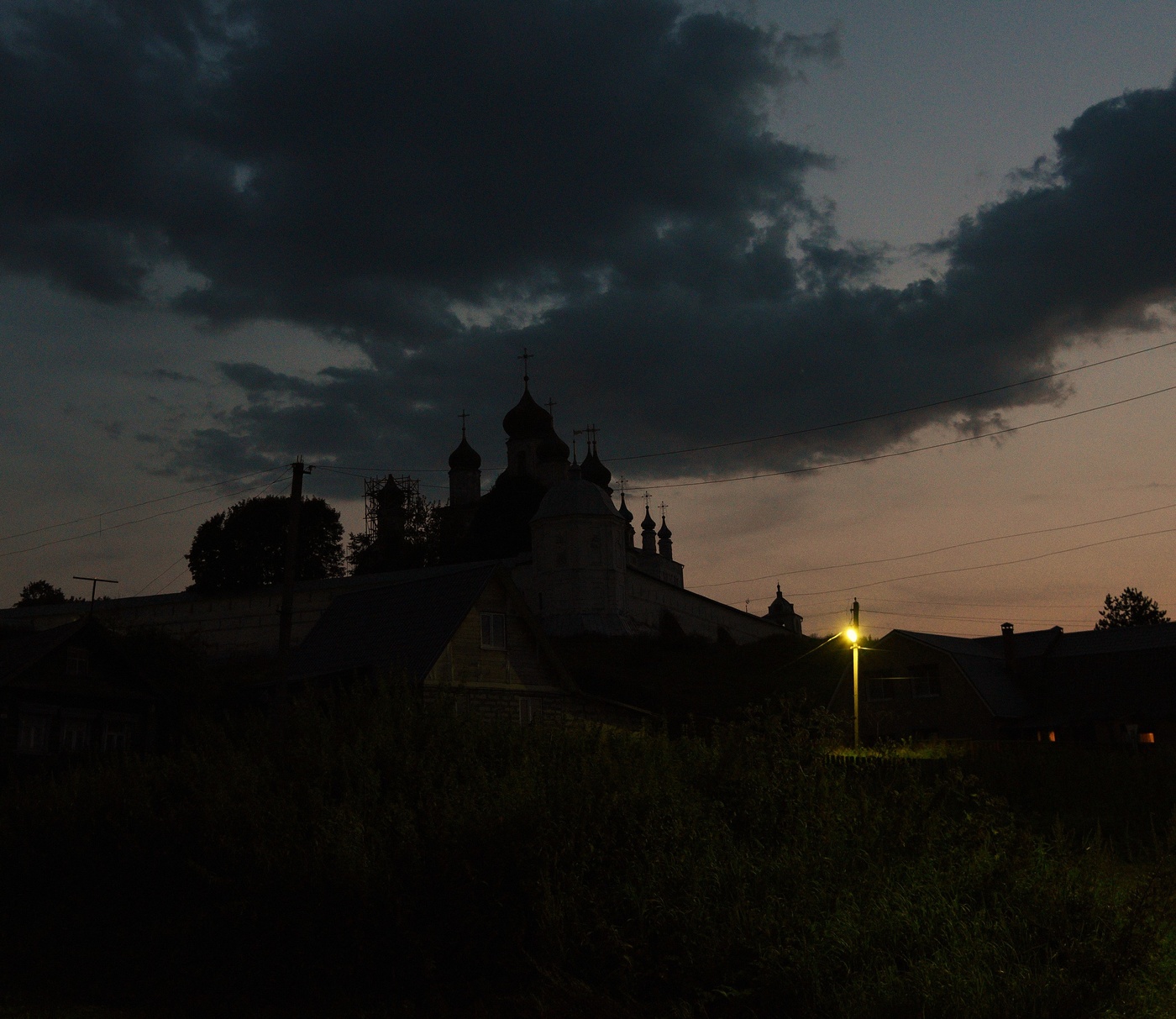 Огонек у храма ...