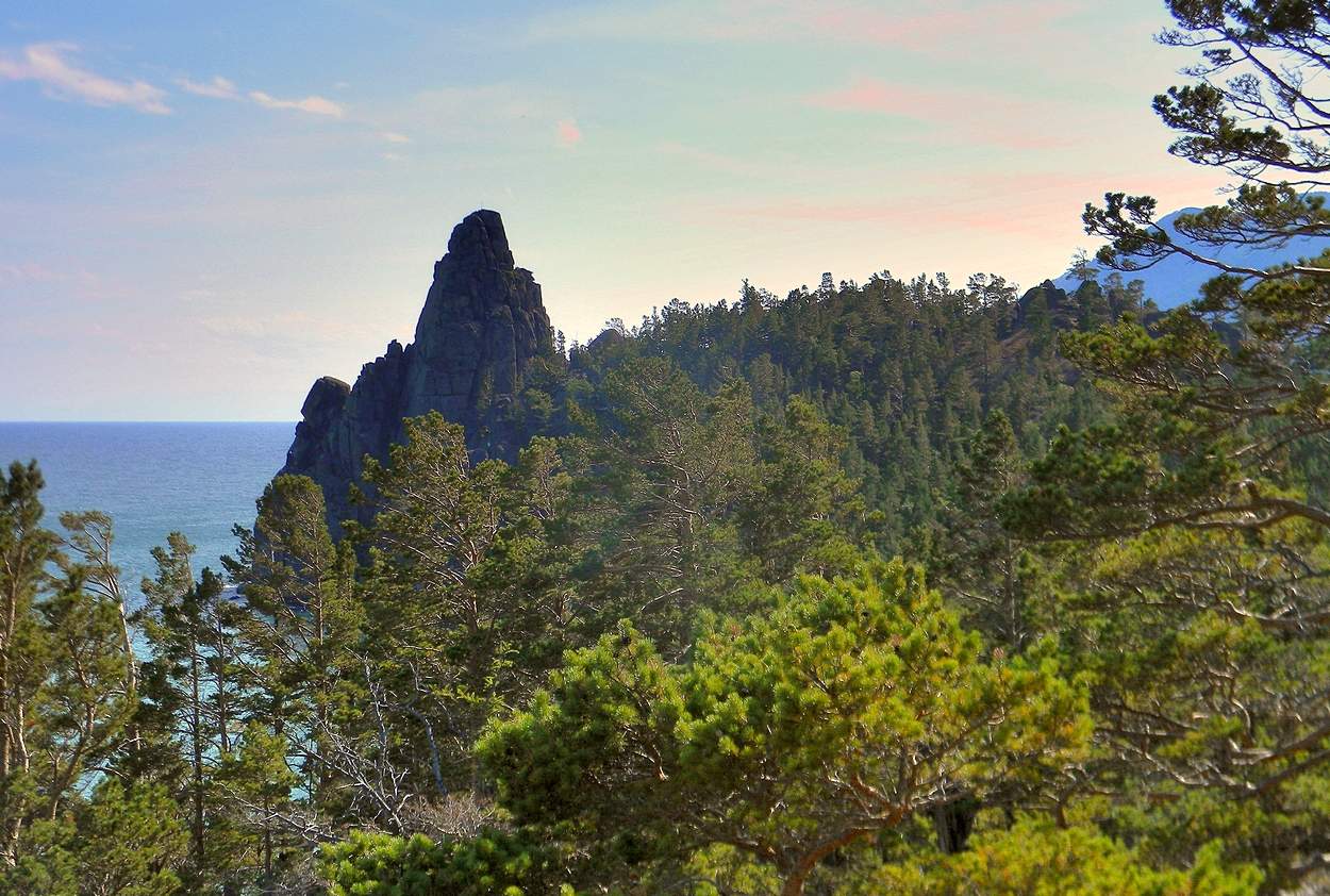 Вид с утеса Большая Колокольня на Малую Колокольню