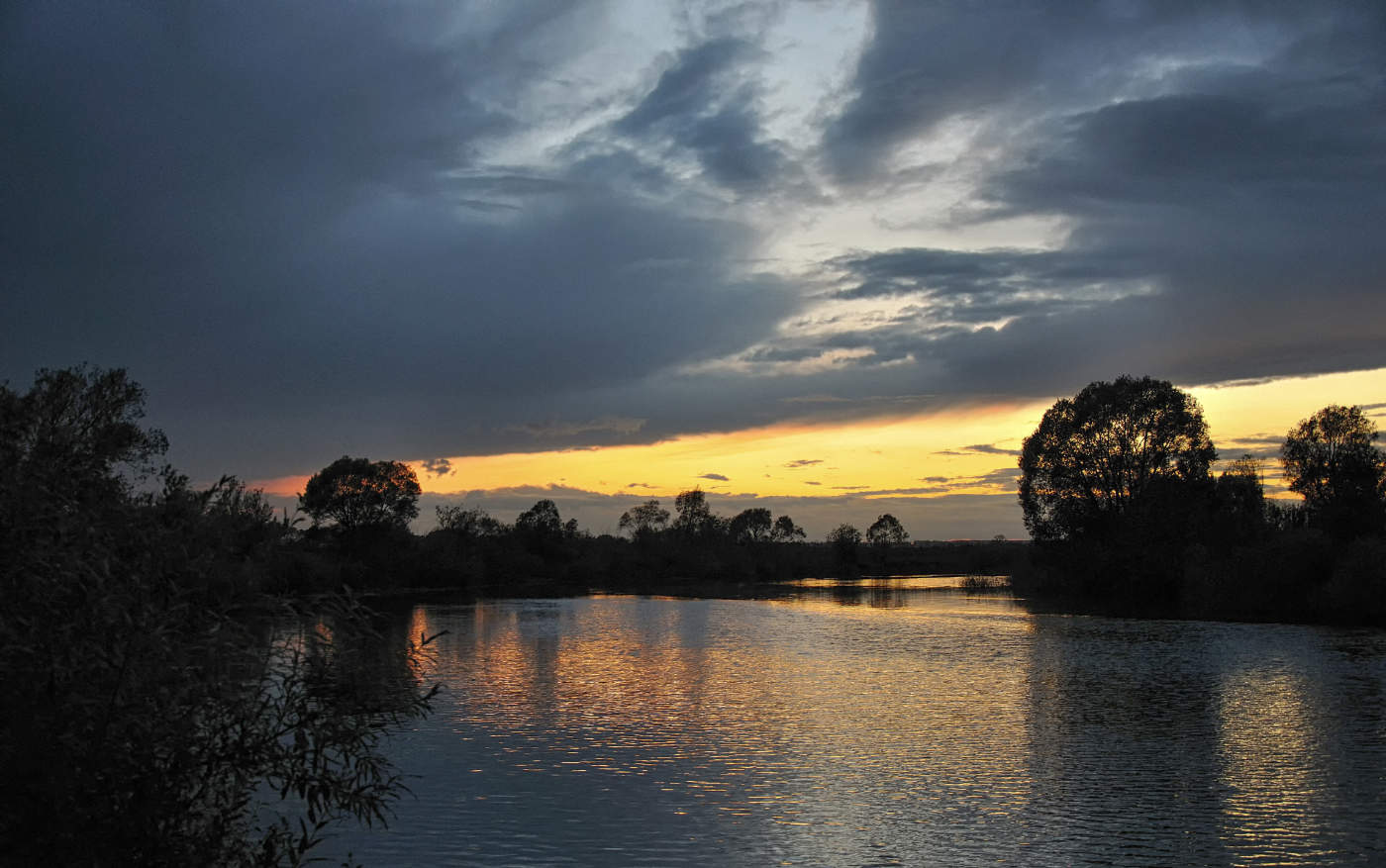 И кралась ночь неумолимо...